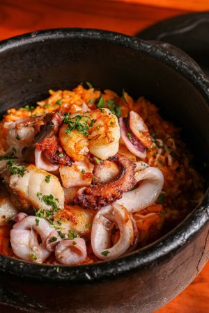 Arroz-a-Skinna-na-Panela-de-Barro-Gratinado-scaled.jpg